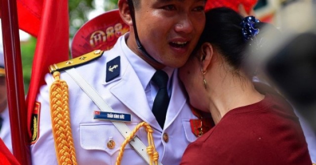 Chiến sĩ vỡ òa khi gặp lại gia đình sau nhiều tháng tập luyện diễu binh 2/9