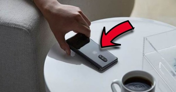 Đặt điện thoại xuống bàn nhớ úp màn hình, ai quen tay lật ngửa nhớ đổi ngay