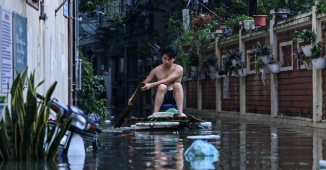 36 giờ sống chung nước ngập hôi thối, người dân 'tháo chạy' khỏi khu phố Hà Nội