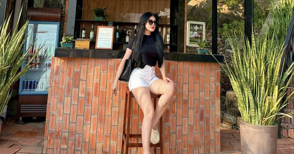 Nhan sắc nóng bỏng của nữ ca sĩ bị cha ruột bỏ rơi: 30 tuổi ở biệt thự 2.200 m2 giá 70 tỷ, đi Maybach