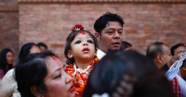 Bé gái 2 tuổi trở thành 
