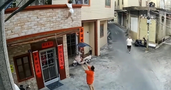 Người phụ nữ tay không đỡ bé trai rơi xuống từ tầng 2