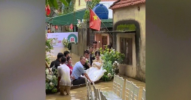 Hàng xóm làm thuyền hoa 'thần tốc' giúp nhà trai vượt ngập rước dâu ở Thanh Hóa