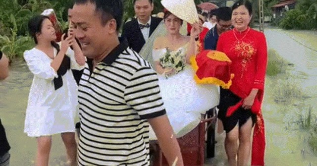 70 người lội nước, dùng xe kéo rước dâu ở Thanh Hóa, ngõ xóm rộn tiếng cười