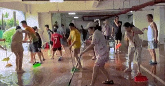 Cư dân Hà Nội chung tay dọn dẹp sau 48 giờ chống chọi ngập nặng