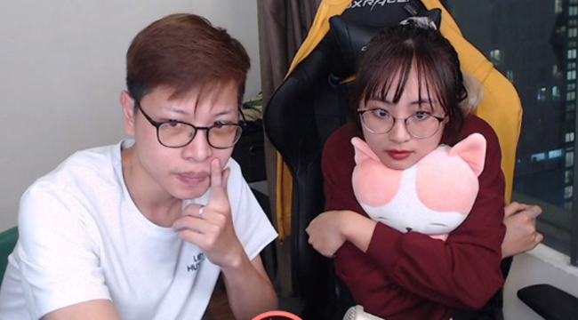 Bomman phấn khích ôm hôn Minh Nghi trên buổi stream chung đầu tiên