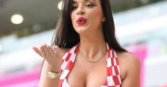 Nữ CĐV nóng bỏng nhất World Cup gây tranh cãi trong ngày Croatia giành vé vào vòng trong