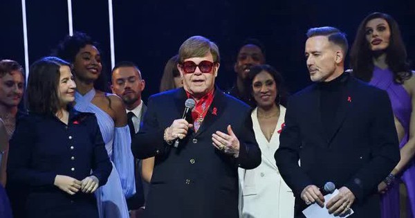 Elton John xác nhận bị mất thị lực