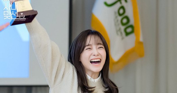 Kim Se Jeong nhận giải thưởng đầu tiên cho A Business Proposal, netizen nức nở “quá xứng đáng luôn!”