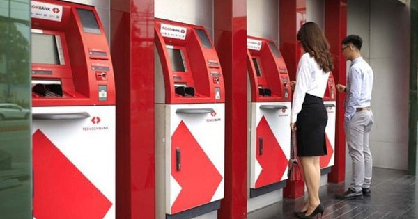 Techcombank thông báo: Thủ đoạn dán băng dính che camera tại cây ATM để làm thẻ ngân hàng giả, rút tiền của nạn nhân