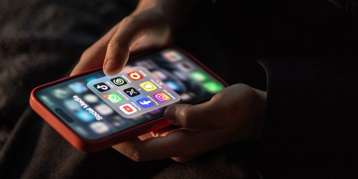 Cảnh báo từ Apple: Phần mềm gián điệp có thể đang theo dõi iPhone