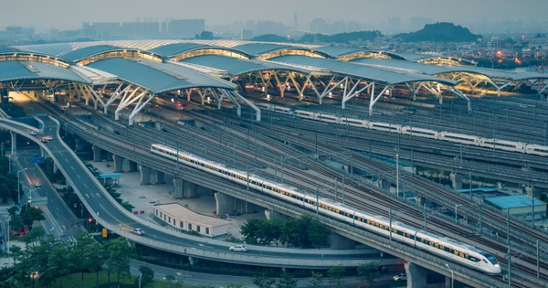 Trung Quốc chính thức vận hành hệ thống “siêu tàu điện ngầm” mới toanh khiến thế giới trầm trồ: Vận tốc tối đa 200 km/h, đi liền 5 thành phố trong 1 ngày, hành khách sáng lên núi chiều xuống biển