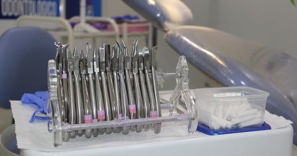 Bác sỹ già mắt kém nhổ răng khôn cho cô gái khâu nhầm lưỡi vào nướu