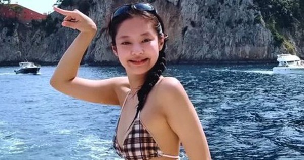 Jennie (BLACKPINK) mặc bikini gây sốt