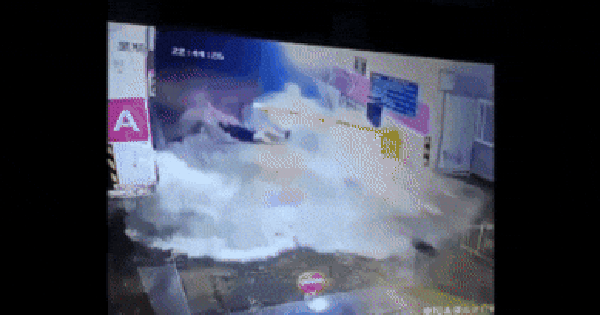 Video: Đang đi bộ trên đường, nhiều người bị lũ quét cuốn trôi xuống hầm gửi xe