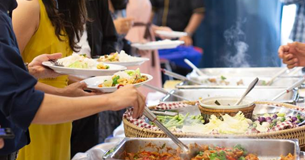 Ăn buffet 360.000 đồng/người, 2 người phụ nữ nhập viện,yêu cầu bồi thường 7 triệu đồng, cơ quan quản lý khẳng định: Không cần, lỗi ở khách