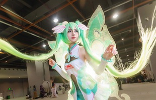 Lạ mắt với cosplay Hatsune Miku với mái tóc dài miên man