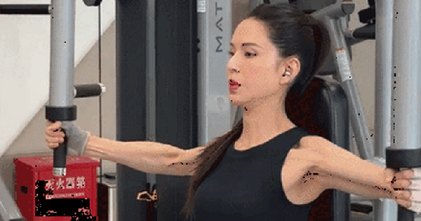 Lý Nhược Đồng khoe body cực phẩm tuổi 58: Vòng eo số 11, cánh tay săn chắc và thần thái không tuổi