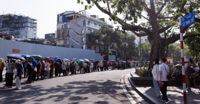 Cảnh tượng chưa từng có tại Hồ Gươm: Hàng ngàn bạn trẻ xếp hàng dài nửa vòng hồ để nhận vé Concert Quốc gia