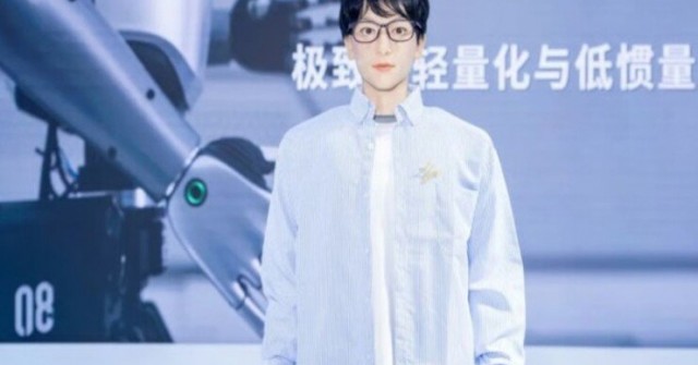 Robot hình người đầu tiên học tiến sĩ