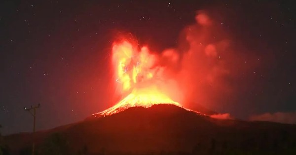 Núi lửa Lewotobi Laki-laki ở Indonesia phun trào dữ dội, cột tro bụi cao 18 km
