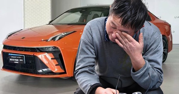 Người đàn ông vừa mua xe mới, lái khỏi showroom thì tông vào chiếc Maserati phải sửa hết 369 triệu đồng, bảo hiểm từ chối bồi thường: “Hợp đồng 7 phút nữa mới có hiệu lực”