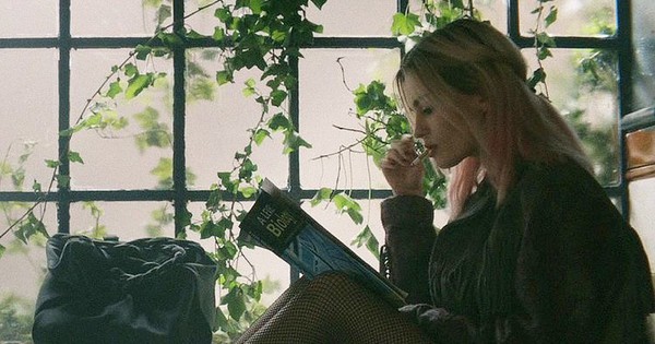Xem phim Sex Education, tôi phát cuồng bởi một cô gái vừa sexy vừa bí ẩn, khó quên đến mức ám ảnh