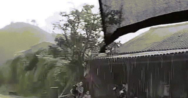 Cha bế con băng qua mưa bão