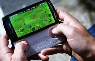 Nhìn lại Xperia Play: cú 