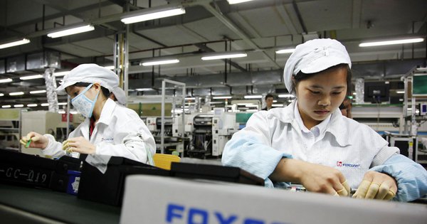 Công nhân lũ lượt rời nhà máy Foxconn, Apple đối mặt thêm thách thức