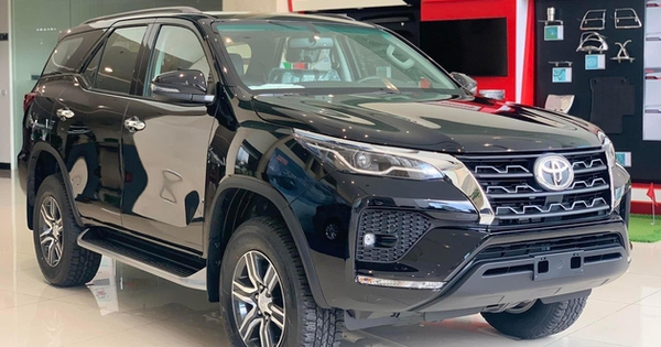 Toyota Fortuner 2022 thêm trang bị, giá tăng cao nhất 42 triệu đồng tại Việt Nam