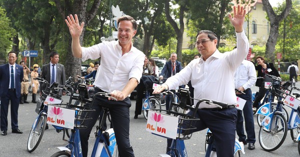 Chân dung Thủ tướng Hà Lan Mark Rutte: Thích đi xe đạp, vẫn đi dạy vào thứ Năm hàng tuần