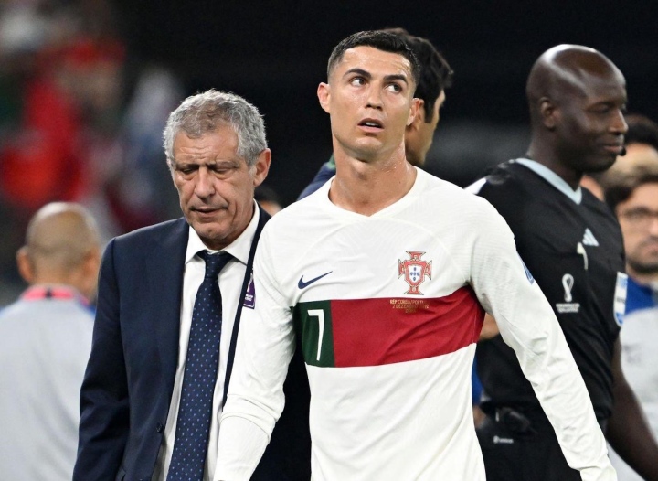 Thực hư Ronaldo quát HLV Bồ Đào Nha sau khi bị thay ra ở trận thua Hàn Quốc