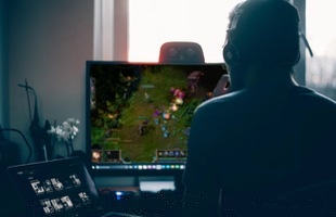 Một ngày, game thủ eSports chuyên nghiệp phải luyện tập bao nhiêu tiếng?