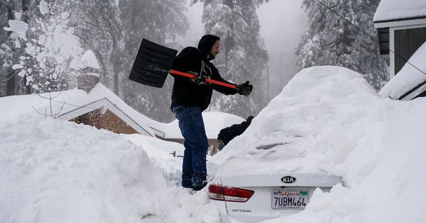 Tuyết kín nóc, tràn cả vào nhà, người dân California ví von như 