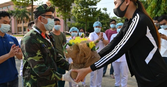 Võ Hoàng Yến gây ấn tượng mạnh bằng món quà ý nghĩa trao tay tình nguyện viên trước ngày rời khu cách ly