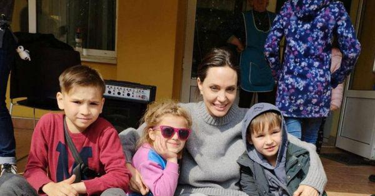 Angelina Jolie bí mật đến thăm trẻ mồ côi ở Ukraine, bỏ tin đồn nhận thêm con nuôi