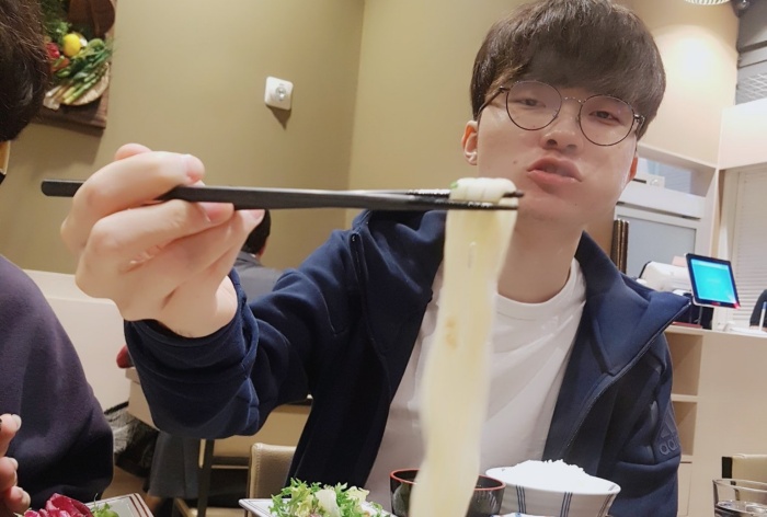 Hé lộ hình ảnh thực đơn “đạm bạc” của Faker và đồng đội tại MSI 2022: Bữa ăn đầy đủ các món … rau