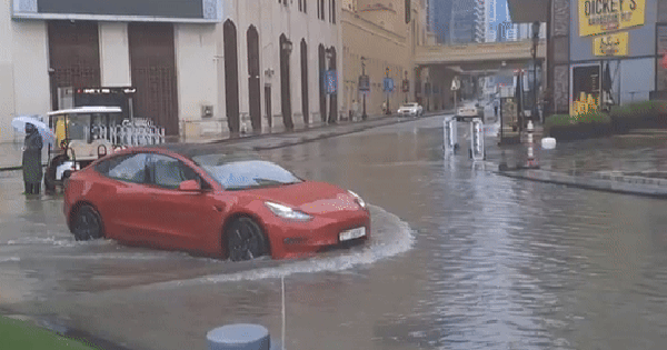 Dubai tiếp tục ngập lụt nghiêm trọng: Hàng loạt chuyến bay bị hủy, trường học và văn phòng nhận lệnh đóng cửa