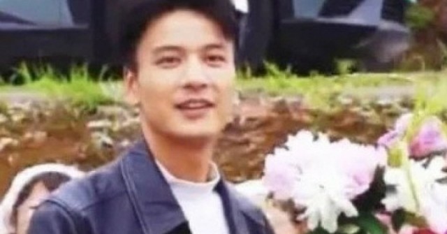 Phó chủ tịch xã giúp bà con bán hết 5.000 mẫu hoa nhờ... đẹp trai