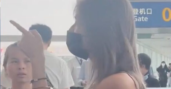 Clip căng: Nữ ca sĩ 2K chỉ tay thẳng mặt mắng 1 người đàn ông giữa sân bay, biết lí do càng sững sờ!