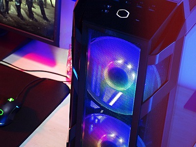 Chiêm ngưỡng chiếc vỏ case mid-tower với 4 mặt kính đẹp xuất sắc đến từ Cooler Master