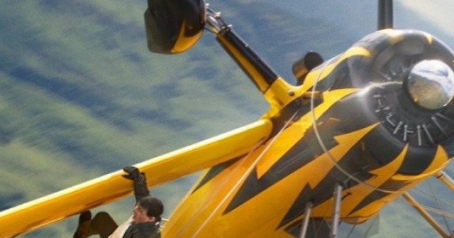 Tom Cruise bị gió đánh bật khỏi cánh máy bay, treo mình ở độ cao 3.000m