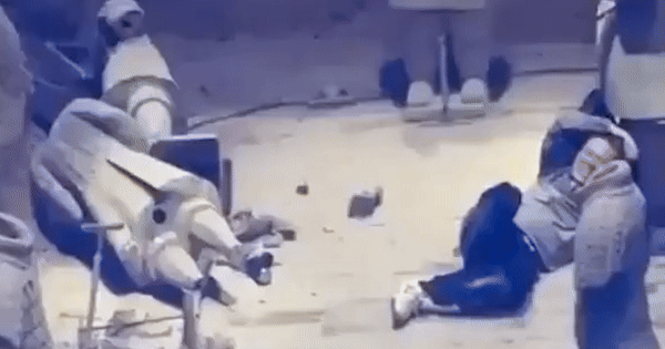 Có người nhảy vào hố Binh mã dõng: “Kỳ quan thứ 8 của thế giới” ở Trung Quốc tổn hại không thể đảo ngược