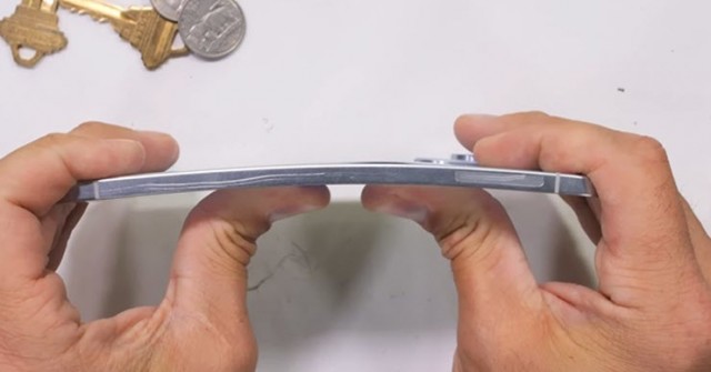 Galaxy S25 Edge gây sốc khi "sống sót" qua bài thử bẻ cong khét tiếng