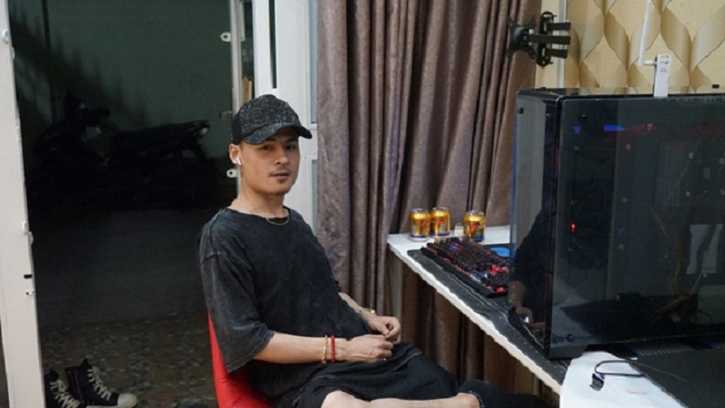 Bất ngờ khi “hiện tượng livestream” Hoa Vinh cũng là fan LMHT, sở hữu dàn PC cực khủng