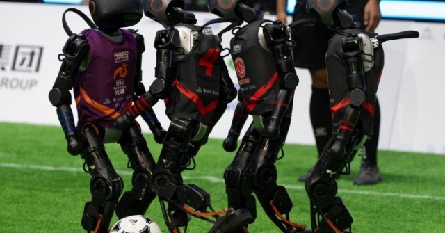 Đầu tiên trên thế giới: Robot hình người Trung Quốc thi đấu bóng đá