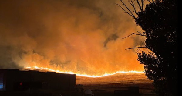 Mỹ: Cháy rừng bùng phát dữ dội ở California, cấp tốc sơ tán 200 người