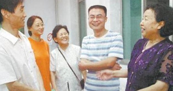 Nam sinh thi ĐH đạt điểm cao nhưng kiên quyết không nhập học, ai cũng bảo “dở người”: Một năm sau, truyền thông cả nước sững sờ