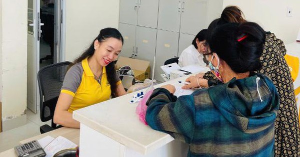 Người phụ nữ nhờ chuyển khoản 20 triệu cho con trai đã mất, nhân viên Vietnam Post kiên quyết ngừng giao dịch